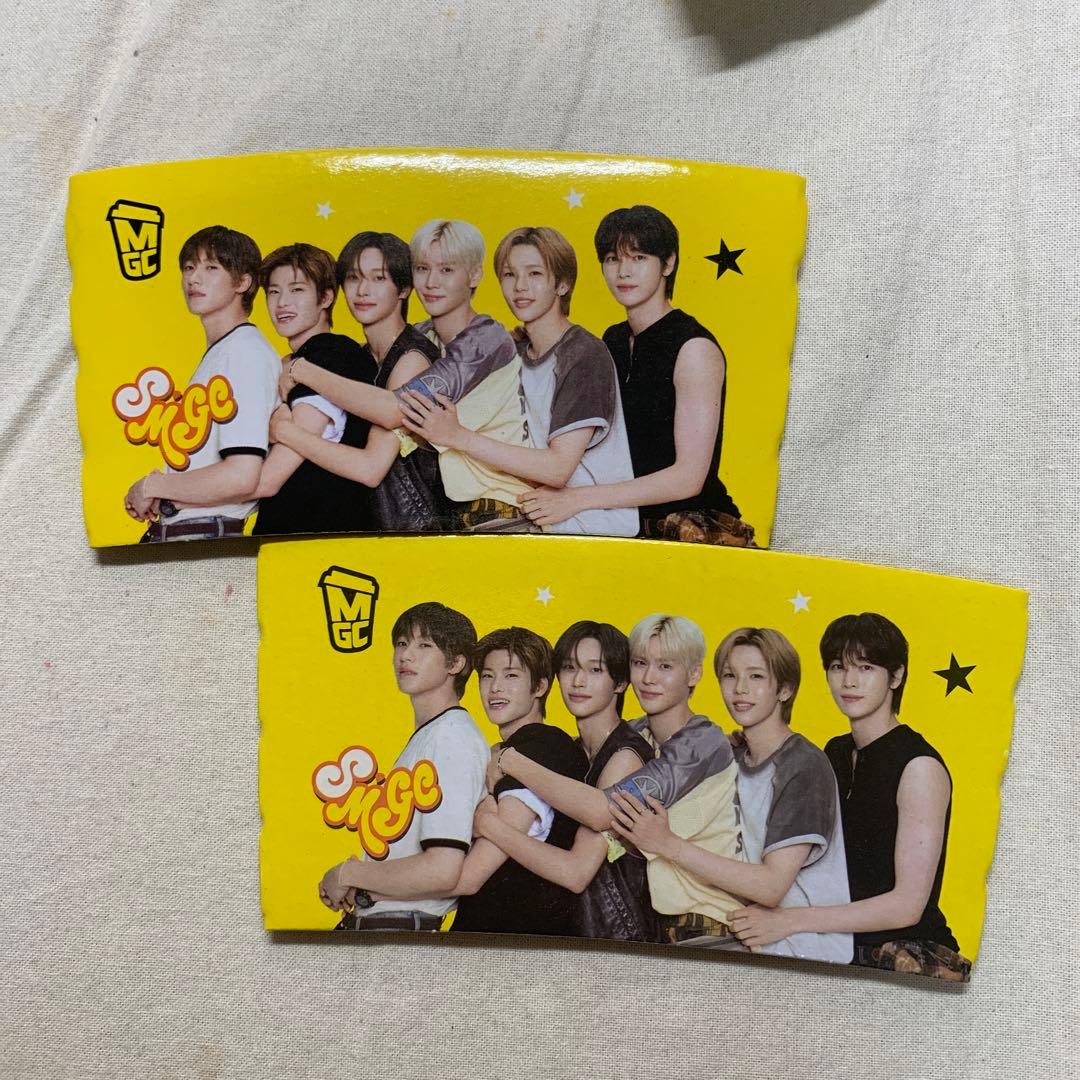 kyo holding the mega coffee cup from riize 😀