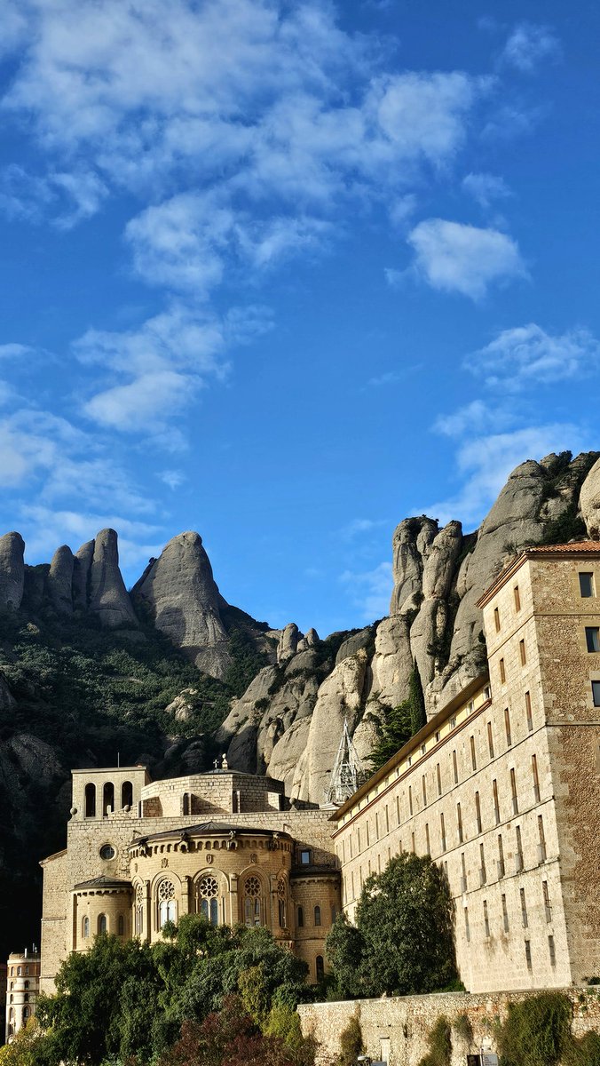 cryptomania00's tweet image. Snaps from Montserrat &amp;amp; Girona booked on @travalacom 🧳

The 2x $100 tours were FREE with the Diamond membership by @AVAFoundation 💎

That's courtesy of the quarterly Ambassador Bonus, with ~$250 credits to spend however you like.

The cherry on top? 10% back in MORE credits ✈️