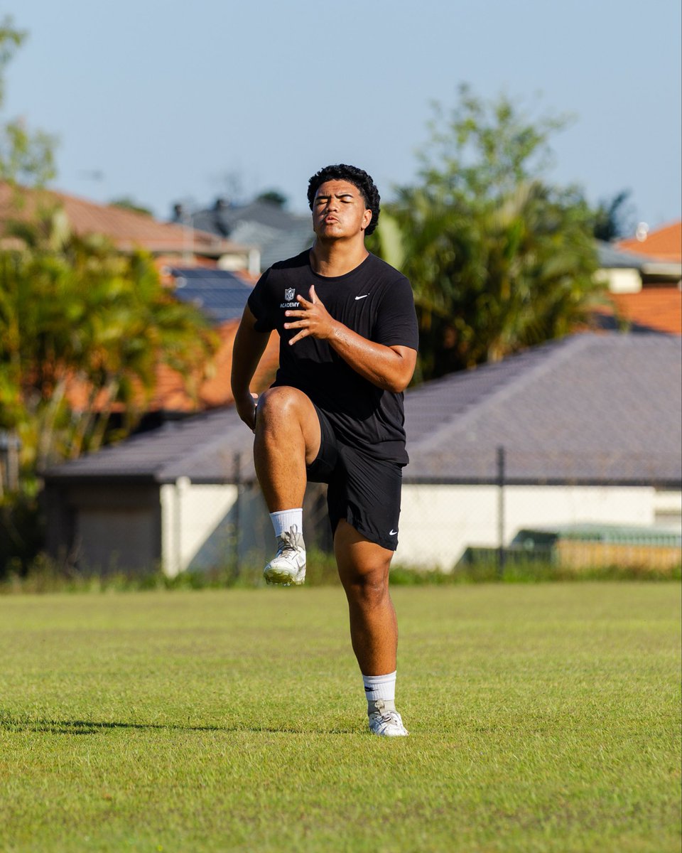 “Getting fit isn’t luck, it’s discipline on repeat.”

On school holidays or not, we stay working! 🔁

Height - 6’5 
Weight - 295lbs
Class - 2029 

#SpeedWork #Discipline #NFLacademy #Offensiveline #Deffensiveline #Classof2029