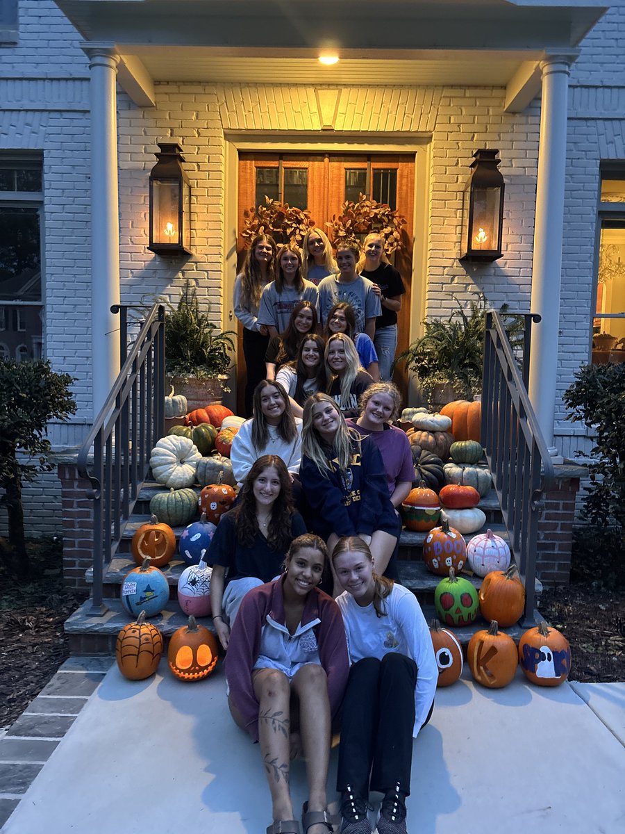 ChattStateVB's tweet photo. carving out some fall fun as a team🎃👻 https://t.co/0CpVTnKG1M