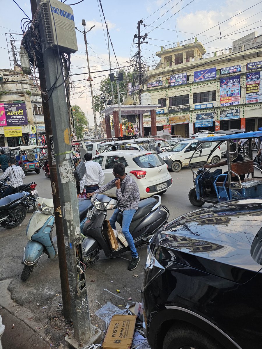 shadowgazer256's tweet photo. @MayorPrayagraj kindly take action
Near ajanta thatre in chowk , it is highly  overcrowded with people parking vehicles in 3 rows without thinking about others convince 
Is the traffic police and municipal corporation sleeping https://t.co/lSgXuqIT7K