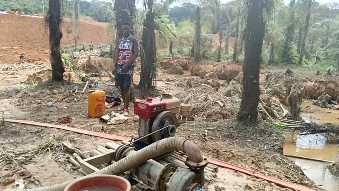 Uhbobby12's tweet photo. NAIMOS raid in the Western Region,the fight against galamsey is on.
#MahamaThePresident 
#ResettingGhana 
#nesstime https://t.co/xxhZsq64WJ
