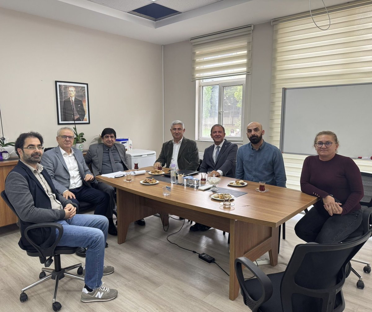 Bugün <a href="/SATSO54/">Sakarya Ticaret ve Sanayi Odası</a> 15.meslek komitemizce (sağlık- temizlik-kozmetik) Diş hekimleri üyelerimizden Sakarya üniversitmiz Diş hekimliği fakültesine ziyaret talepleri doğrultusunda ziyaret gerçekleştirdik,bu toplantıda DEKANIMIZ Sayın prof.dr.Mehmet YILDIZ Hocamıza misafir olduk..!