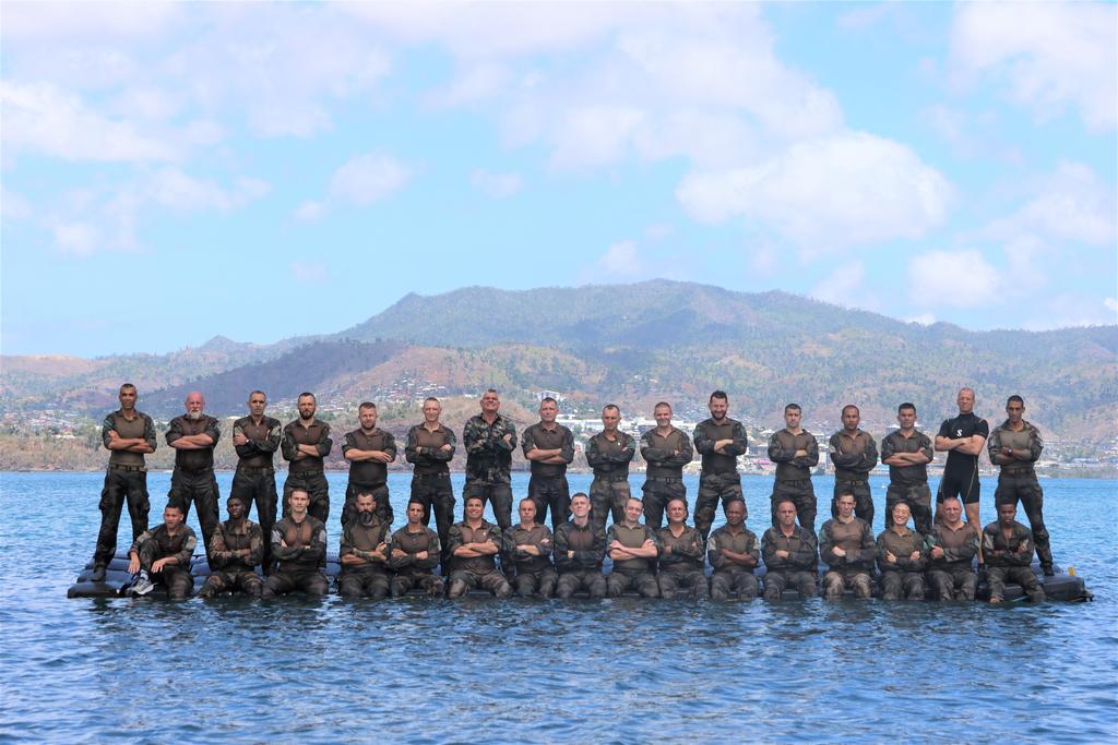5reofficiel's tweet photo. Pour la fête de St Michel, saint patron des parachutistes, le #5RE s'est élancé vers les profondeurs du lagon ! https://t.co/bMMH0QXNm2