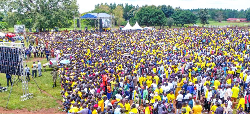 ake39192's tweet photo. The NRM Presidential Candidate, H.E. Yoweri Kaguta Museveni, arrived at Boma Grounds in Oyam district after resuming his campaign trail. #ProtectingTheGains https://t.co/QIGBsKHY2V