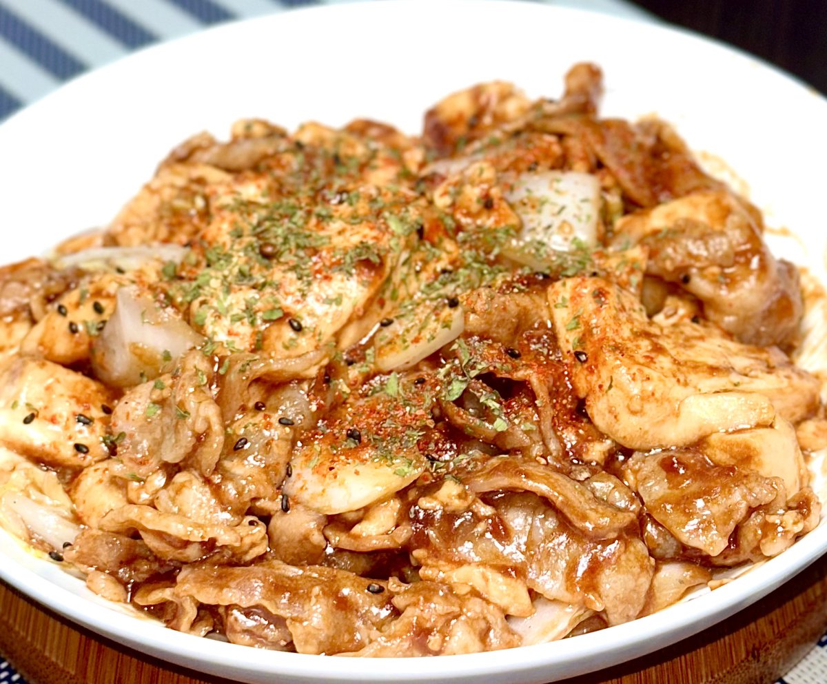 今日も疲れたけど夕飯作る🍽️
まだ火曜って・・

豚バラと豆腐の（あと白菜）濃厚味噌炒め
🐷🥬

回鍋肉っぽい香りがしたんですが
食べたらしっかり和風味噌炒め🍳