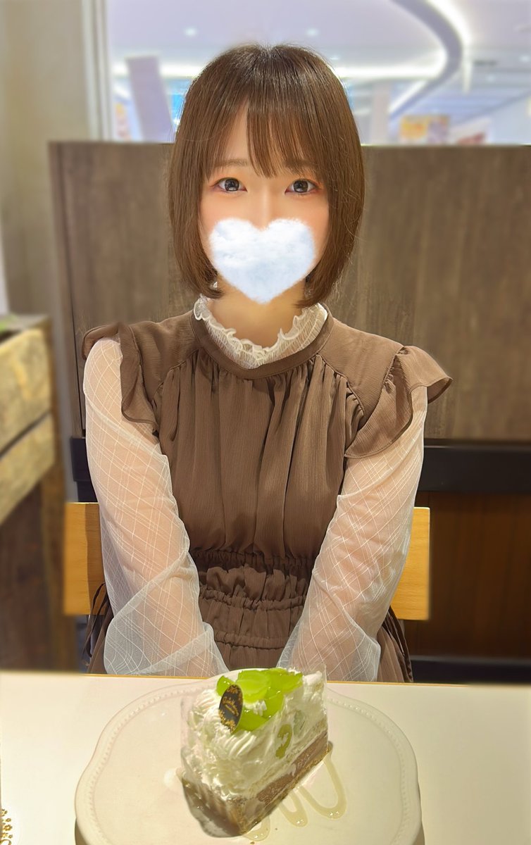 kyontama_ma's tweet photo. ケーキと一緒に撮る時どういうポーズしたらいいかわかりません😂 https://t.co/34cevtv05j
