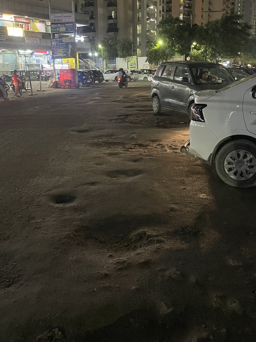 BitulYadav's tweet photo. @UP_NEWS_ @noida_authority @OfficialGNIDA यह कह कर पल्ला झाड़ लेती है की यह रोड़ टाउनशिप मैं आती है और बिल्डर से बात करो। @GaursonsL को यहाँ के निवासियों की परेशानियों से कोई फ़र्क़ पड़ता नहीं। ५-६ साल बाद रोड बनती है और ५-६ महीने मैं फिर ऐसे हालत हो जाती है।
@dmgbnagar : please intervene and help 🙏 https://t.co/7xDcrgxc6N
