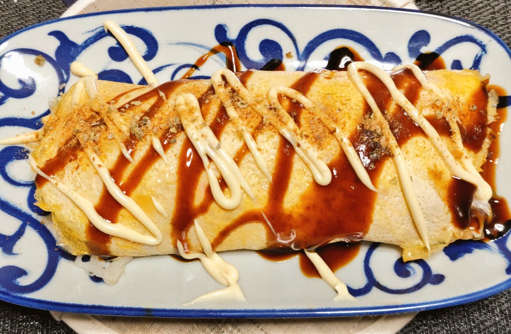 夕飯。焼きそばの材料(麺、キャベツ、豚肉)が中途半端に余ってたので、そば入りとん平にしたった🐷しんなり炒めた千切りキャベツとカリカリの豚肉、軽くほぐした焼きそば麺を薄焼き玉子でくるっとな。 食べて思ったけど、これ概念広島風お好み焼きじゃの！そら美味いに決まっとる😋