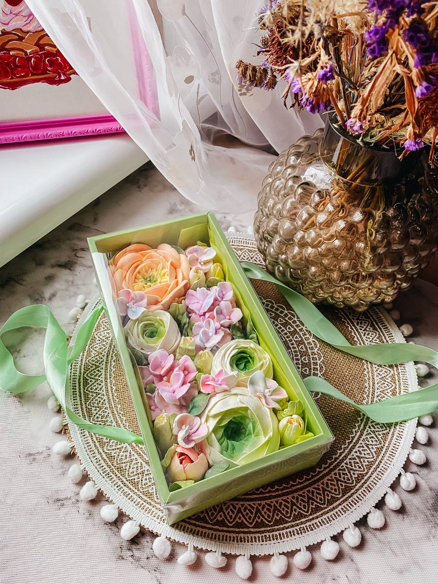 who knows my love about flowers. i love to look at them, i love to photograph them, i love to draw them, and i also create them as a delicate dessert.

I am proud of what I can do 😍