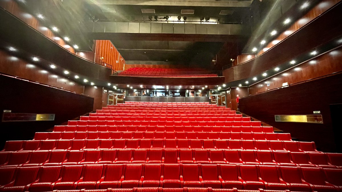 🎭 Retrouvailles aujourd’hui de mon personnage de Valère pour deux représentations (complètes !) de L’Avare aujourd’hui dans le magnifique Palais des Princes de Orange (84). Joie ! 🎉