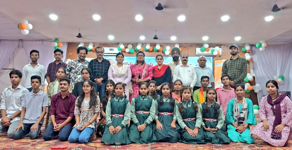 गांधी जयंती समारोह में लोकगीत व देशगीत प्रतियोगिताओं में बच्चों ने बिखेरा हुनर
.
#हरदोई। महात्मा गांधी जयंती समारोह की श्रृंखला में मंगलवार को गांधी भवन में लोकगीत व देशगीत एकल प्रतियोगिताओं का आयोजन हुआ। कार्यक्रम की शुरुआत दीप प्रज्जलन कर भारतीय जनता पार्टी के जिला अध्यक्ष