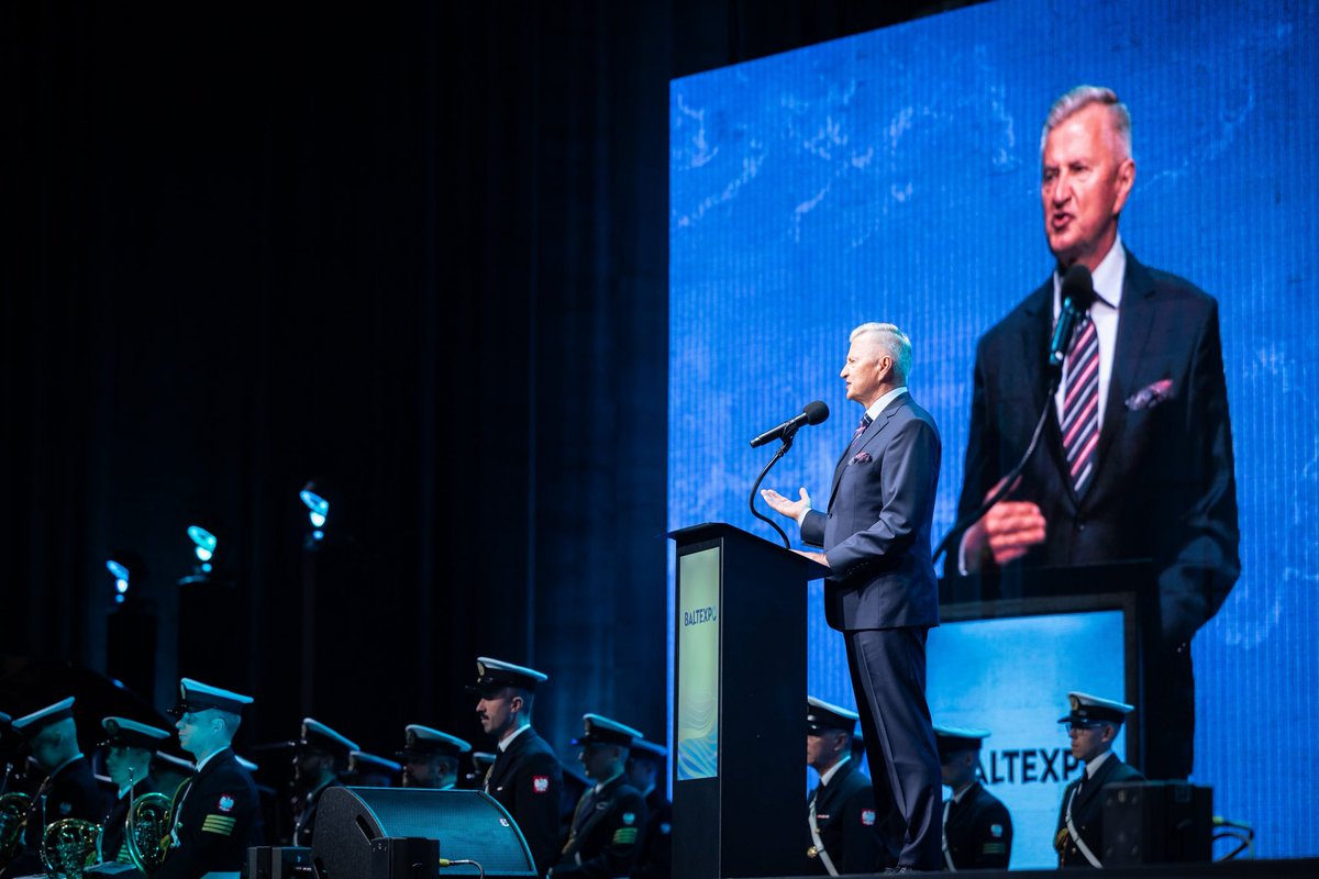Centralne Wojskowe Centrum Rekrutacji (@zolnierzrp) on Twitter photo Rozpoczęły się targi #BALTEXPO 2025 w Gdańsku. W inauguracji udział wzięli podsekretarz stanu Stanisław Wziątek oraz Szef CWCR płk Grzegorz Wawrzynkiewicz. Ich obecność podkreśla znaczenie rozwoju systemu rekrutacji i bezpieczeństwa narodowego. Rozpoczęły się targi #BALTEXPO 2025 w Gdańsku. W inauguracji udział wzięli podsekretarz stanu Stanisław Wziątek oraz Szef CWCR płk Grzegorz Wawrzynkiewicz. Ich obecność podkreśla znaczenie rozwoju systemu rekrutacji i bezpieczeństwa narodowego.
