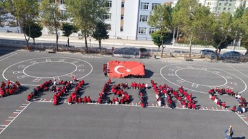 Collage of multiple school scenes in Çorum showing students and teachers in uniforms participating in Filistin awareness events, including groups holding green and red banners with messages like Barış Birlikte Başlar and Gülümse Mavi Marmara, crowds with Palestinian flags and green balloons, aerial views of students forming the word Filistin on a courtyard ground, another aerial of students forming Gazze with a large Turkish flag, and a group holding a banner supporting Filistin with heart symbols.