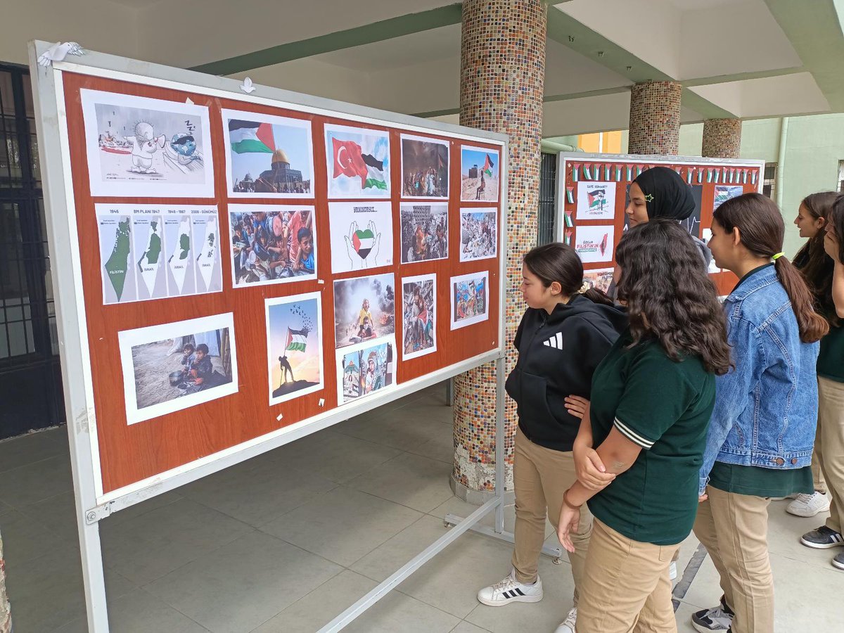 Filistin’de yaşananlara sessiz kalmayan öğrencilerimiz, düzenlenen farkındalık etkinliklerinde barış ve dayanışma mesajı verdi. Her çocuk güven içinde yaşasın diye.

<a href="/ismailsnl04/">İsmail ŞANAL</a> 
<a href="/fazilet_durmus/">Fazilet Öğretmen 🇹🇷</a> 
<a href="/FatihBurgut/">Fatih BURGUT</a> 
<a href="/h_kadim33/">Hüseyin KADİM</a> 
<a href="/MersinMEM/">Mersin İl Millî Eğitim Müdürlüğü</a>