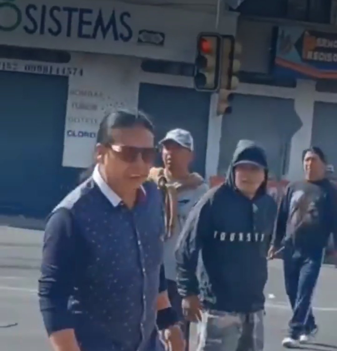 noticiarasputin's tweet photo. #TerrorismoDisfrazado
Terroristas no tienen vergüenza y enfrentan a quiénes desean trabajar, aquí tienen la foto para las autoridades de los rostros de los "líderes" para que sean llevados detenidos y paguen por tanto daño que hacen al Ecuador fue en la E35,  donde moradores de Otavalo estaban haciendo limpieza y despejando la vía, todos ellos decían:
"SIN NOSOTROS USTEDES NO SON NADIE" "NO LE TENGO MIEDO VEAN MI ROSTRO" "AQUÍ PODEMOS ESTAR UN AÑO" "UNA PIEDRA VALE MÁS QUE USTEDES" @FFAAECUADOR y @PoliciaEcuador aquí están los QUE NO TIENEN MIEDO.