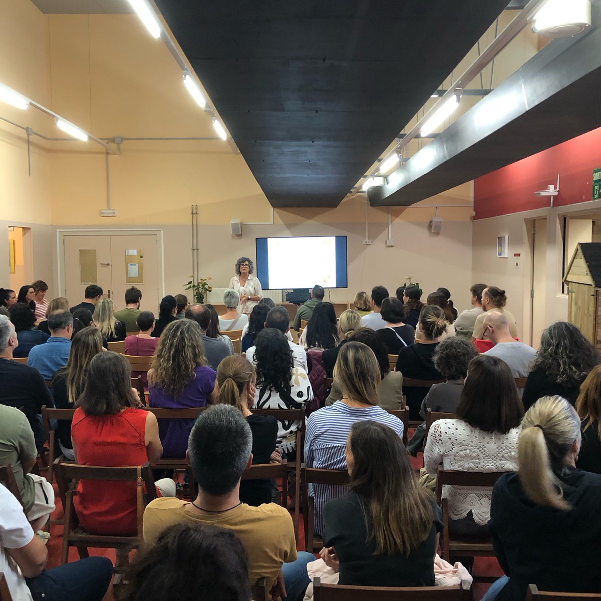 Aquests dies hem estan fent les reunions de famílies dels diferents cicles de l’escola. Hem pogut parlar i explicar el nostre projecte per al curs 25-26. Gràcies a totes les persones que hi heu assistit i que confieu en el nostre projecte! #ReunióFamílies #curs2526 #ViuDomeny