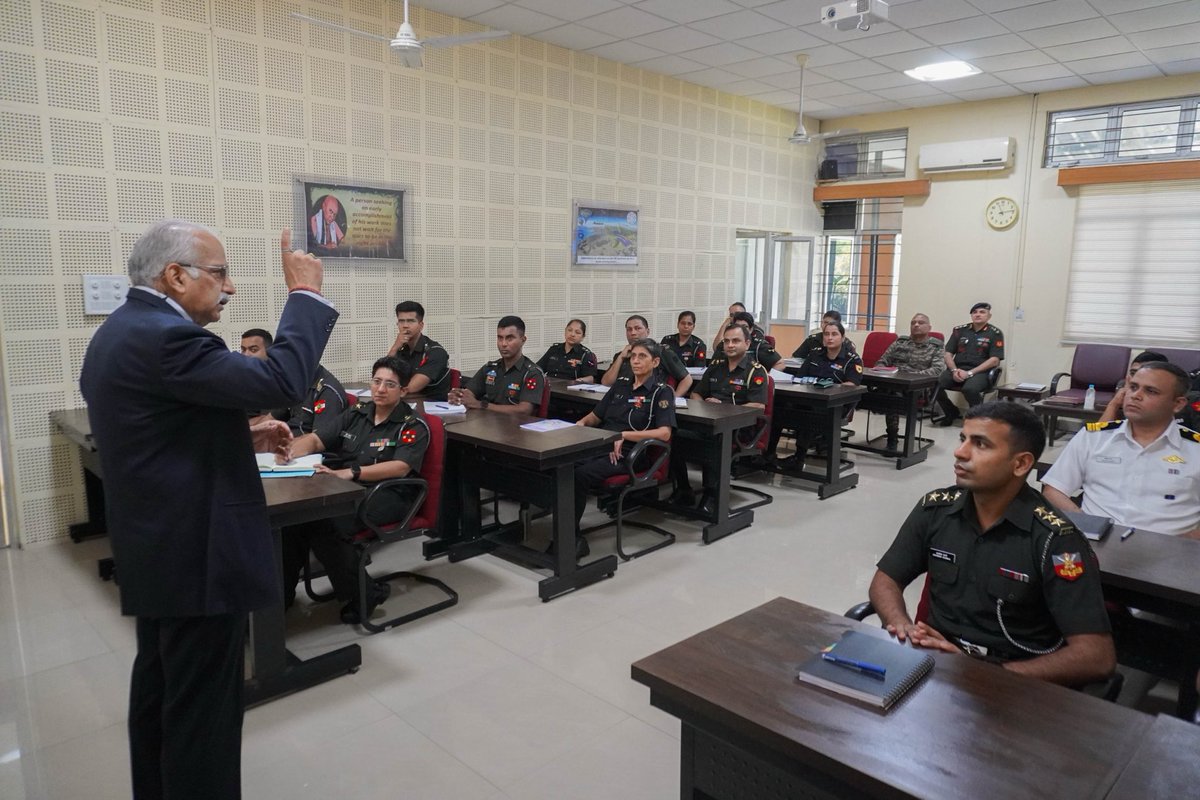 ia_awc's tweet image. Lt Gen VG Khandare(Retd) engages student officers at #AWC, highlighting the importance of converting information into Actionable Knowledge. Advocates harnessing info for Info Dominance & Digital Sovereignty with the same fervor as Territorial Sovereignty @adgpi @artrac_ia