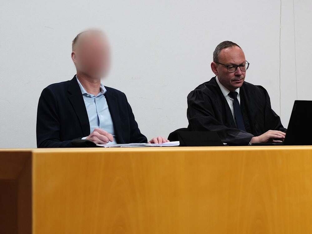 Prozess wegen Veruntreuung: Vorstand zweigt Geld von Eishockeyverein und CSU ab
ift.tt/qntcHfj
#SZ #Politik #GRBsB #CSU

Ein 57-jähriger Ex-Funktionär bereichert sich um 342 000 Euro, um seinen hohen Lebensstandard zu finanzieren – nun will er das Geld zurückzahlen. Da…