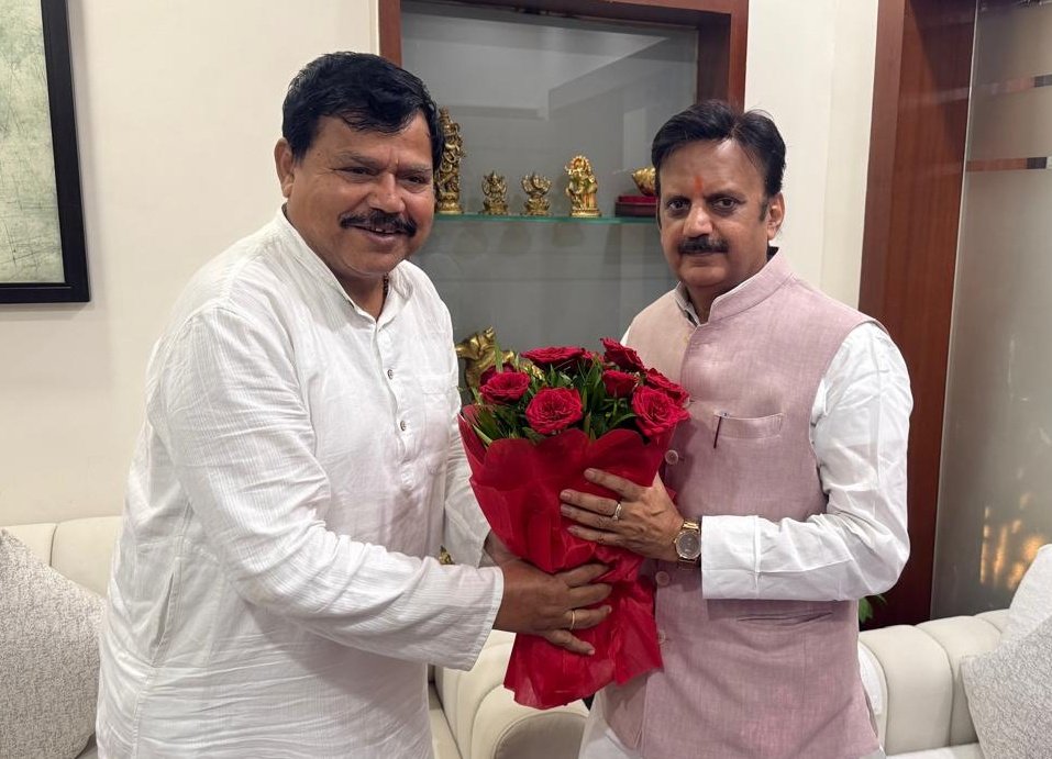 PradhumanGwl's tweet image. माननीय उपमुख्यमंत्री श्री @rshuklabjp  जी से उनके निज निवास पर शिष्टाचार भेंट की।
ग्वालियर 15 विधानसभा में विभिन्न विकास संबंधी कार्यों तथा स्वास्थ्य संबंधी मुद्दों पर भी सार्थक चर्चा हुई।
.
.
#RajendraShukla #MadhyaPradesh  #Gwalior #PublicWelfare