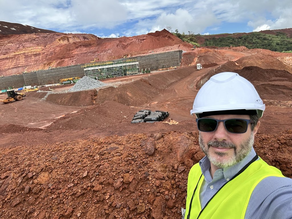 sur le site planifié de #Simandou pour le site de broyage principal. Deux broyeurs seront installés pour accueillir un camion de minerai à l'arrivée toutes les minutes. Des contrôles sont mis en place pour limiter les déplacements des sédiments et de l'eau.