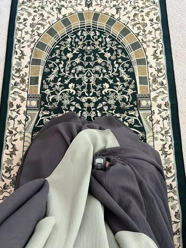 Lagi lagi diingatkan kembali, perempuan harus kuat pondasinya, perempuan tidak harus cantik, tapi perempuan harus kuat dzikirnya, kuat tirakatnya, kuat baca Al-Qur'an nya, kuat duduk di sajadahnya, kuat hatinya dan kuat doanya