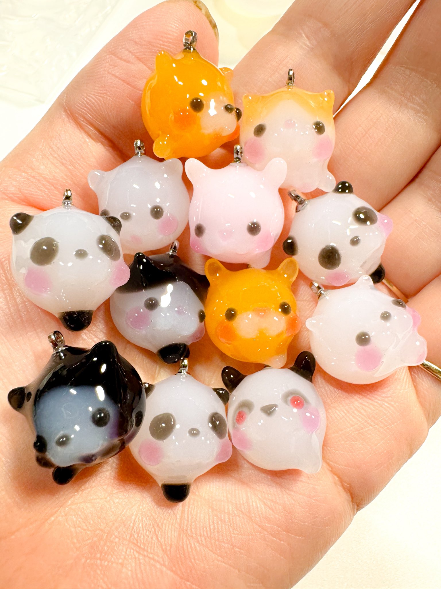 R-449 ✴︎レジン カボション✴︎ネコ型✴︎８カラー◡̈*❤︎ 猫と肉球の型押しが超可愛い！・牛革・抗菌・抗ウイルス加工
