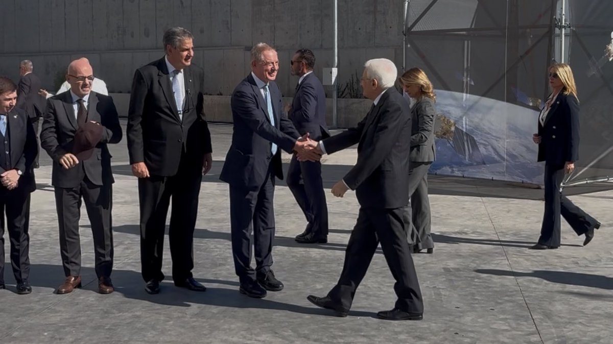 adolfo_urso's tweet photo. La nuova #SpaceSmartFactory 🪐di #ThalesAleniaSpace, inaugurata alla presenza del Presidente della Repubblica Sergio #Mattarella, è un gioiello tecnologico, una rete di #fabbriche interconnesse destinata a rivoluzionare la produzione dei piccoli #satelliti. Questo progetto🚀, sviluppato in collaborazione con la Francia, costituisce un esempio concreto di cooperazione europea 🇪🇺 volta a rafforzare l’autonomia strategica del continente nello spazio.
Anche in questo comparto, l’Italia 🇮🇹 punta a un ruolo da protagonista, consapevole dell’importanza del settore e del suo potenziale nel creare opportunità, sviluppare competenze e costruire il futuro, coinvolgendo ricercatori, scienziati e - presto - anche studenti: proprio da qui potranno imparare a guardare e raggiungere le stelle✨.
#Spazio @ASI_spazio @Leonardo_live @Thales_Alenia_S @Quirinale @pontecorvoste @Valente_Teodoro #Mimit
