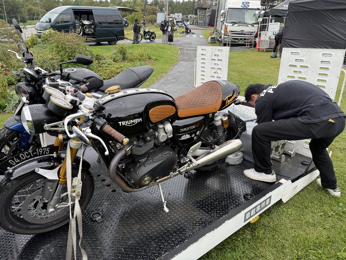 トライアンフ静岡富士さんで、ワイのスラクストン1200rsを展示中✌️っていうかこの前の帰り、雨がひどかったので拝み倒して運んでもらって無理やり飾ってもらってんだけど🤭
#triumph静岡富士
#トライアンフ