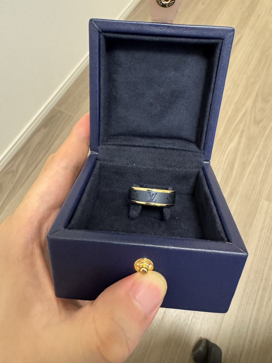lin8554's tweet photo. 好きな指輪とバッグを買っちゃった！ https://t.co/SZYbfyHgvs