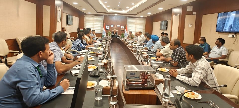 <a href="/MoJSDDWS/">Department of Drinking Water & Sanitation (#DDWS)</a> held a coordination meeting with offices in the CGO Complex under #SpecialCampaign5.0 to plan collective action for a cleaner and more efficient workspace. 🌿
#SwachhataHiSeva #SBMG #SwachhBharat