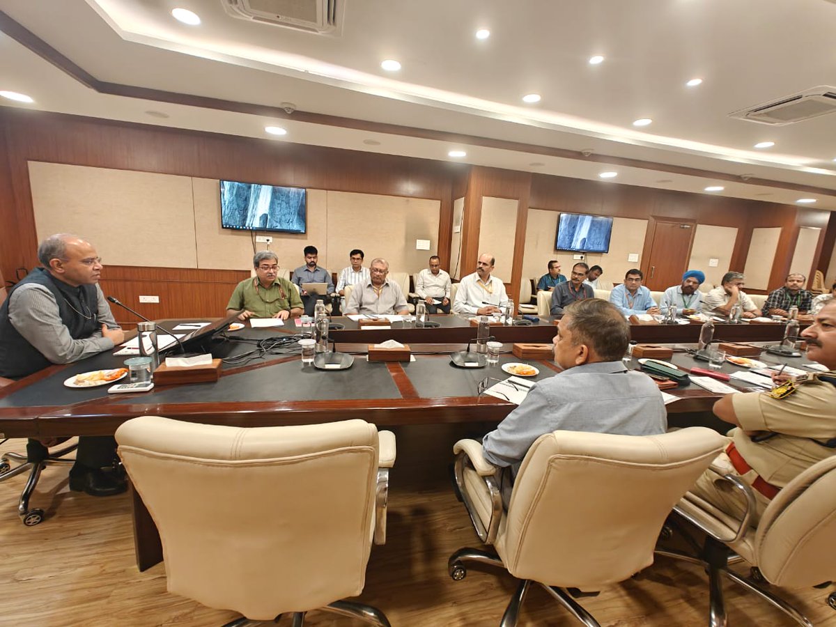 Secretary, DDWS, Sh. Ashok K K Meena, while chairing the meeting, urged Departments present to use this campaign as an opportunity to give CGO a festive uplift by clearing legacy waste, removing old material, and ensuring the CGO complex shines by Diwali. ✨
#SpecialCampaign5