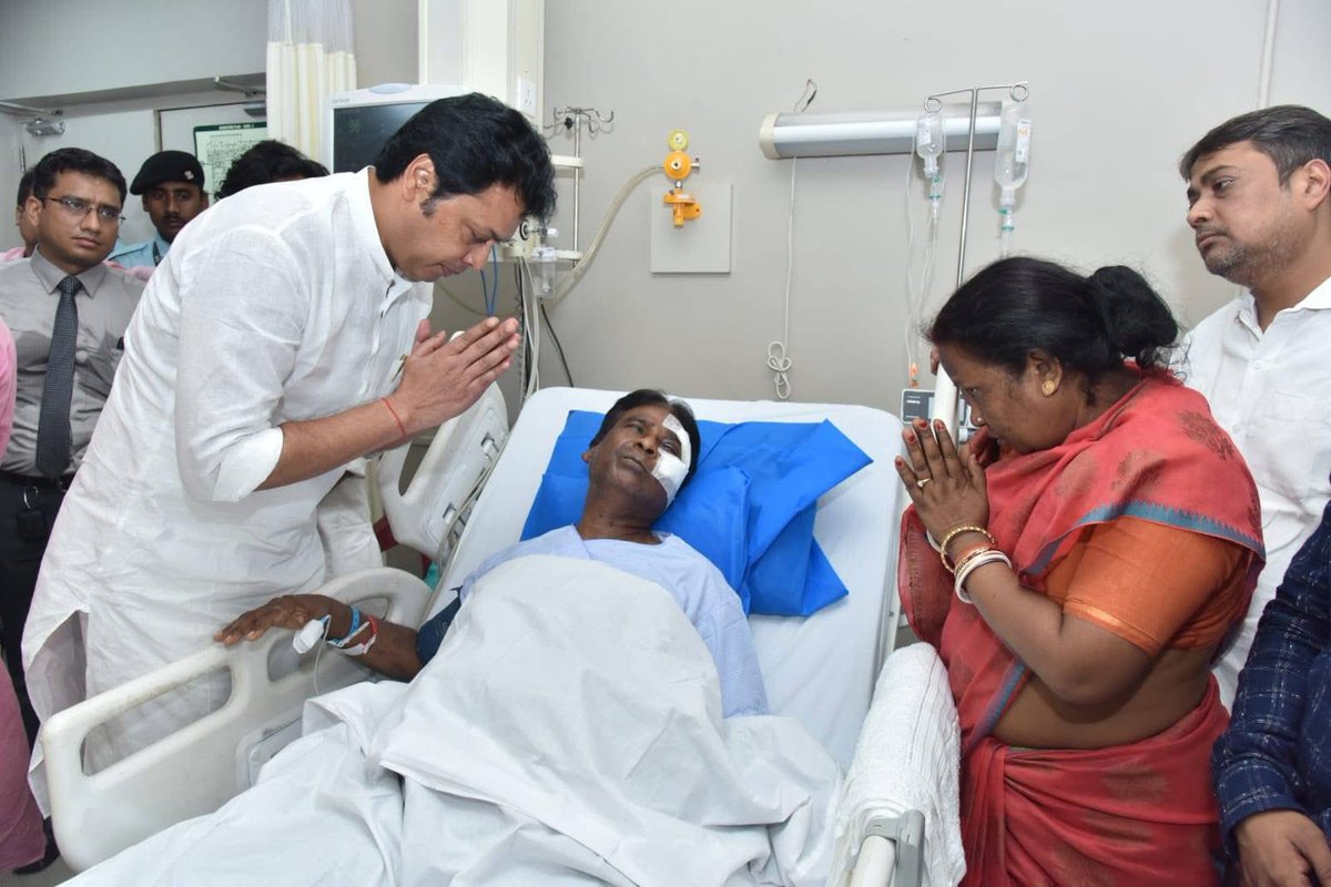 BjpBiplab's tweet photo. উত্তরবঙ্গের বন্যাদুর্গত মানুষের সাহায্যে এগিয়ে গিয়ে তৃণমূলের আশ্রিত দুষ্কৃতী বাহিনীর পরিকল্পিত হামলার শিকার বিজেপি সাংসদ খগেন মুর্মু ও বিধায়ক শঙ্কর ঘোষ। আজ তাঁদের দুজনের সাথে সাক্ষাৎ করে শারীরিক অবস্থা সম্পর্কে অবগত হই l 

ক্রমেই জনআস্থাশুন্য মমতা বন্দ্যোপাধ্যায় ক্ষমতা হারাবার আগাম বিদায় ঘন্টা শুনতে পেয়ে একপ্রকার সরকারিতন্ত্রকেও দলীয় তন্ত্রে পরিবর্তিত করে জঙ্গলরাজ, সন্ত্রাস ও রক্ত ঝরানোর রাজনীতিকে হাতিয়ার করেছেন l প্রতিদিন একেকটি কলঙ্কময় অধ্যায় রচিত হয়ে চলেছে, মমতাহীন মমতা শাসনে l মানুষ আর পাশে নেই, তা বুঝতে পেরে তৃণমূল আশ্রিত দুষ্কৃতকারীদের লেলিয়ে দিয়ে গণতন্ত্রকে প্রতিদিন এভাবেই টুটি টিপে হত্যা করা হচ্ছে l @khagen_murmu @ShankarGhoshBJP