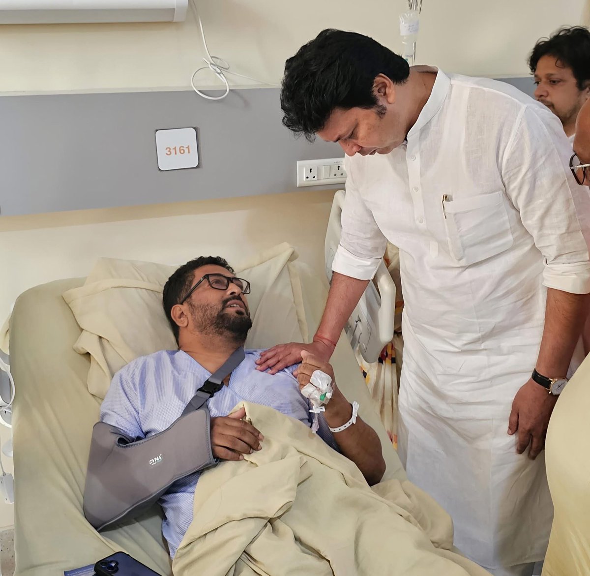 BjpBiplab's tweet photo. উত্তরবঙ্গের বন্যাদুর্গত মানুষের সাহায্যে এগিয়ে গিয়ে তৃণমূলের আশ্রিত দুষ্কৃতী বাহিনীর পরিকল্পিত হামলার শিকার বিজেপি সাংসদ খগেন মুর্মু ও বিধায়ক শঙ্কর ঘোষ। আজ তাঁদের দুজনের সাথে সাক্ষাৎ করে শারীরিক অবস্থা সম্পর্কে অবগত হই l 

ক্রমেই জনআস্থাশুন্য মমতা বন্দ্যোপাধ্যায় ক্ষমতা হারাবার আগাম বিদায় ঘন্টা শুনতে পেয়ে একপ্রকার সরকারিতন্ত্রকেও দলীয় তন্ত্রে পরিবর্তিত করে জঙ্গলরাজ, সন্ত্রাস ও রক্ত ঝরানোর রাজনীতিকে হাতিয়ার করেছেন l প্রতিদিন একেকটি কলঙ্কময় অধ্যায় রচিত হয়ে চলেছে, মমতাহীন মমতা শাসনে l মানুষ আর পাশে নেই, তা বুঝতে পেরে তৃণমূল আশ্রিত দুষ্কৃতকারীদের লেলিয়ে দিয়ে গণতন্ত্রকে প্রতিদিন এভাবেই টুটি টিপে হত্যা করা হচ্ছে l @khagen_murmu @ShankarGhoshBJP