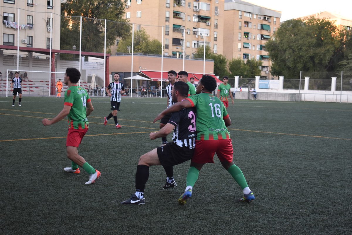 📸 FOTOGALERÍA |

Os dejamos algunas de las imágenes de la cuarta jornada de Liga en la que perdimos 0-3 frente a un gran <a href="/efcdfortuna/">CD FORTUNA</a> 

⚒️ Trabajo y esfuerzo

¡Un barrio, una ilusión! 🖤🤍🖤🤍