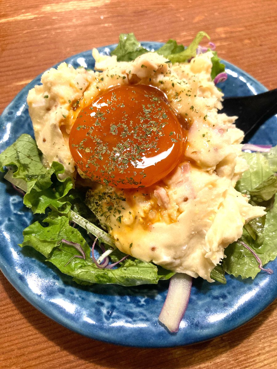 yamaguyuki's tweet image. 福岡の久留米行くといつも行く飲み屋のカウンターでちびちび。
昨日は久留米ラーメン、今日は昼は親子丼、夜は秋刀魚。
飯が食えるうちになるべく美味いものを食べる思考に変わったよ、色々あって………
食べすぎには気をつけるけど