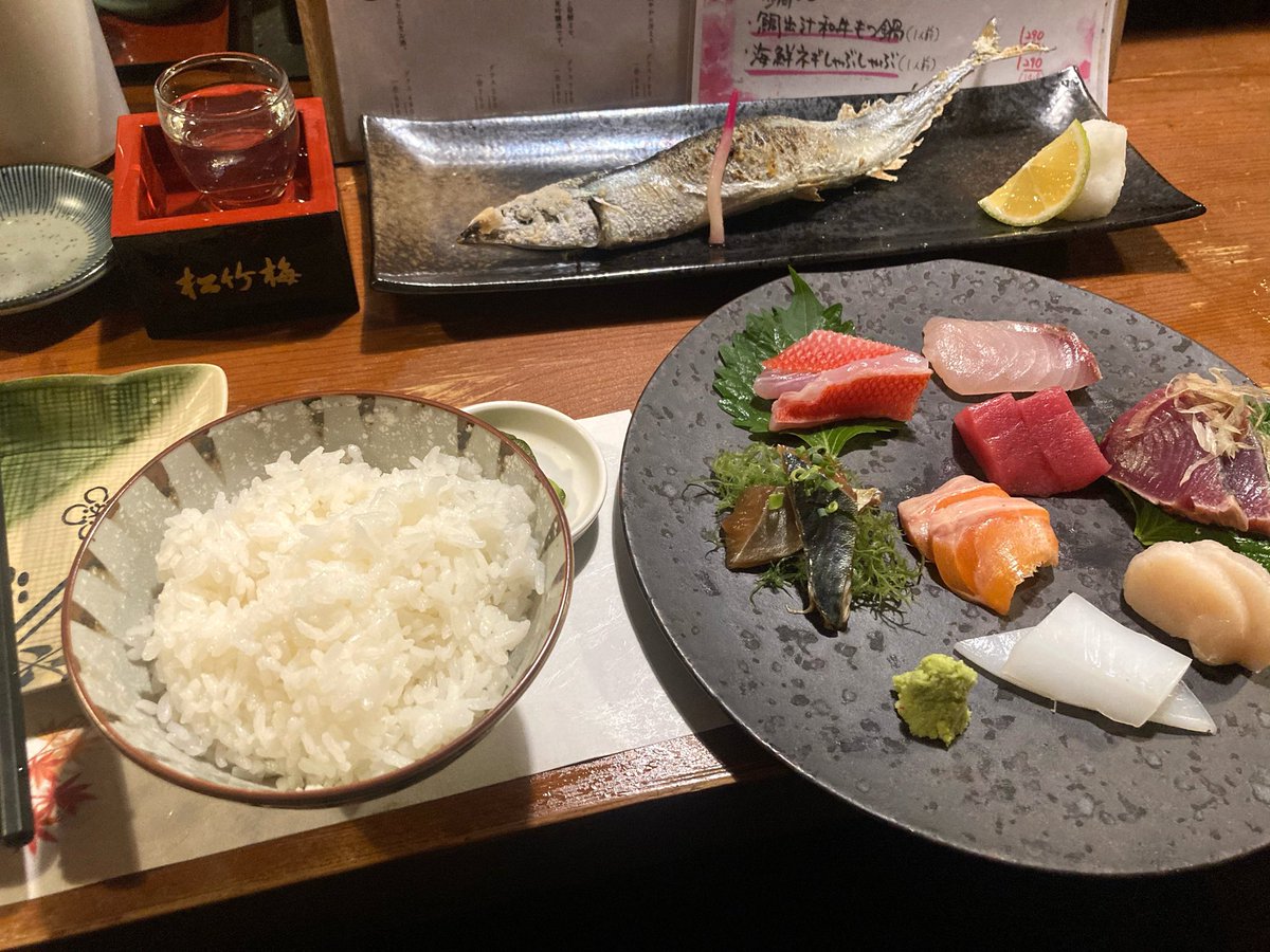yamaguyuki's tweet image. 福岡の久留米行くといつも行く飲み屋のカウンターでちびちび。
昨日は久留米ラーメン、今日は昼は親子丼、夜は秋刀魚。
飯が食えるうちになるべく美味いものを食べる思考に変わったよ、色々あって………
食べすぎには気をつけるけど