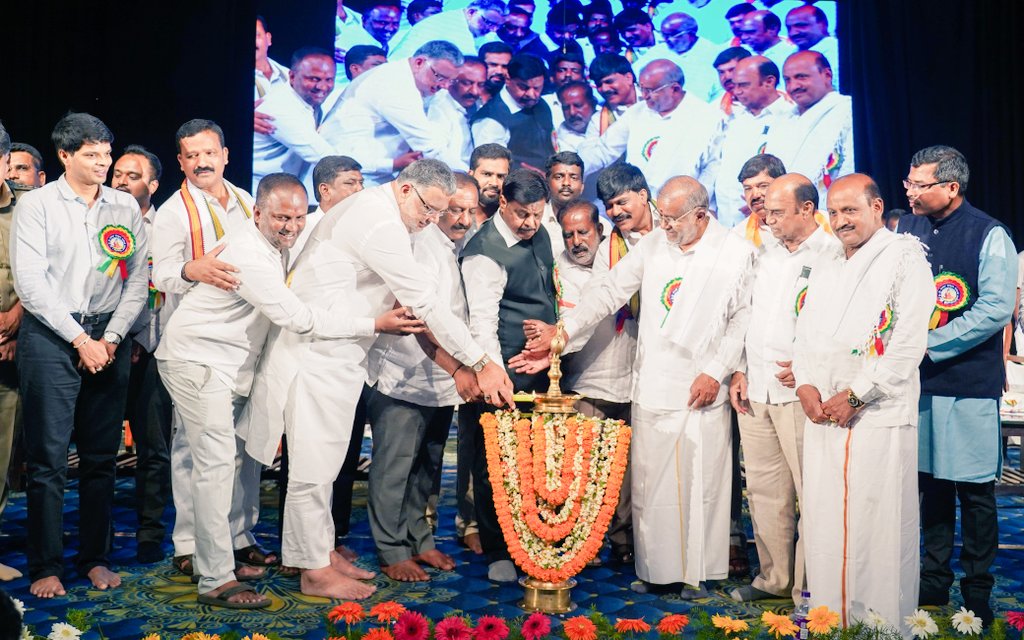 CMahadevappa's tweet photo. ಇಂದು ಕರ್ನಾಟಕ ಸರ್ಕಾರ, ಜಿಲ್ಲಾಡಳಿತ ಮತ್ತು ಜಿಲ್ಲಾ ಪಂಚಾಯತ್, ಪರಿಶಿಷ್ಟ ವರ್ಗಗಳ ಕಲ್ಯಾಣ ಇಲಾಖೆ ಹಾಗೂ ಶ್ರೀ ಮಹರ್ಷಿ ವಾಲ್ಮೀಕಿ ಪರಿಶಿಷ್ಟ ಪಂಗಡಗಳ ಅಭಿವೃದ್ಧಿ ನಿಗಮ, ಮೈಸೂರು ನಗರ ಮತ್ತು ತಾಲ್ಲೂಕು ನಾಯಕ ಜನಾಂಗದ ಸಂಘಗಳ ಸಂಯುಕ್ತಾಶ್ರಯದಲ್ಲಿ ಕರ್ನಾಟಕ ಕಲಾಮಂದಿರದಲ್ಲಿ ಆಯೋಜಿಸಲಾಗಿದ್ದ   ಮಹರ್ಷಿ ವಾಲ್ಮೀಕಿ ಜಯಂತಿ ಆಚರಣೆಯ ಕಾರ್ಯಕ್ರಮವನ್ನು ದೀಪ ಬೆಳಗಿಸಿ, ಶ್ರೀ ಮಹರ್ಷಿ ವಾಲ್ಮೀಕಿ ಅವರ ಭಾವಚಿತ್ರಕ್ಕೆ ಪುಷ್ಪಾರ್ಚನೆ ಸಲ್ಲಿಸುವ ಮೂಲಕ ಅವರು ಉದ್ಘಾಟಿಸಿದೆನು.
 
ಇದೇ ವೇಳೆ ಎಸ್.ಎಸ್. ಎಲ್.ಸಿ ಯಲ್ಲಿ ಹಾಗೂ ದ್ವಿತೀಯ ಪಿಯುಸಿ ಯಲ್ಲಿ ಹೆಚ್ಚು ಅಂಕ ಗಳಿಸಿದ ಪರಿಶಿಷ್ಟ ವರ್ಗದ ವಿದ್ಯಾರ್ಥಿಗಳಿಗೆ  ಹಾಗೂ ಹೆಚ್ಚು  ಹೆಸರು ಮಾಡಿದ ಪರಿಶಿಷ್ಟ ವರ್ಗದ ಶಾಲೆಗಳ ಪ್ರಾಧ್ಯಾಪಕರಿಗೆ ಪ್ರಶಸ್ತಿ ಪ್ರಧಾನ ಮಾಡಲಾಯಿತು. 

ಕಾರ್ಯಕ್ರಮದಲ್ಲಿ ವಿಧಾನ ಪರಿಷತ್ ನ ಶಾಸಕರಾದ ಡಾ ಡಿ. ತಿಮ್ಮಯ್ಯ, ಸಿ.ಎನ್. ಮಂಜೇಗೌಡ, ಕೆ. ಶಿವಕುಮಾರ್, ಜಿಲ್ಲಾಧಿಕಾರಿಗಳಾದ ಜಿ. ಲಕ್ಷ್ಮಿಕಾಂತ ರೆಡ್ಡಿ, ಜಿಲ್ಲಾ ಪಂಚಾಯತ್ ನ ಮುಖ್ಯ ಕಾರ್ಯನಿರ್ವಹಣಾಧಿಕಾರಿಗಳಾದ ಎಸ್. ಯುಕೇಶ್ ಕುಮಾರ್, ಜಿಲ್ಲಾ ಪೋಲಿಸ್ ವರಿಷ್ಠಾಧಿಕಾರಿಗಳಾದ ವಿಷ್ಣುವರ್ಧನ್. ಎನ್, ಮೈಸೂರು ಮಹಾನಗರ ಪಾಲಿಕೆಯ ಆಯುಕ್ತರಾದ ಶೇಖ್ ತನ್ವೀರ್ ಆಸಿಫ್,  ಸಮಗ್ರ ಬುಡಕಟ್ಟು ಅಭಿವೃದ್ಧಿ ಯೋಜನೆಯ ಯೋಜನಾ ಸಮನ್ವಯಾಧಿಕಾರಿಗಳಾದ ಎಂ. ಕೆ ಮಲ್ಲೇಶ್, ಶ್ರೀ ಮಹರ್ಷಿ ವಾಲ್ಮೀಕಿ ಪರಿಶಿಷ್ಟ ಪಂಗಡಗಳ ಅಭಿವೃದ್ಧಿ ನಿಗಮದ ಜಿಲ್ಲಾ ವ್ಯವಸ್ಥಾಪಕರಾದ ಸಿ. ಶಿವಕುಮಾರ್, ಜಿಲ್ಲಾ ಮಟ್ಟದ ಅಧಿಕಾರಿಗಳು ಹಾಗೂ  ತಾಲ್ಲೂಕು ಮಟ್ಟದ ಅಧಿಕಾರಿಗಳು ಸೇರಿದಂತೆ ಸಮುದಾಯದ ಮುಖಂಡರುಗಳು ಉಪಸ್ಥಿತರಿದ್ದರು.