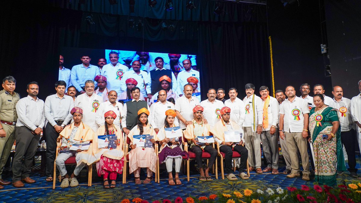CMahadevappa's tweet photo. ಇಂದು ಕರ್ನಾಟಕ ಸರ್ಕಾರ, ಜಿಲ್ಲಾಡಳಿತ ಮತ್ತು ಜಿಲ್ಲಾ ಪಂಚಾಯತ್, ಪರಿಶಿಷ್ಟ ವರ್ಗಗಳ ಕಲ್ಯಾಣ ಇಲಾಖೆ ಹಾಗೂ ಶ್ರೀ ಮಹರ್ಷಿ ವಾಲ್ಮೀಕಿ ಪರಿಶಿಷ್ಟ ಪಂಗಡಗಳ ಅಭಿವೃದ್ಧಿ ನಿಗಮ, ಮೈಸೂರು ನಗರ ಮತ್ತು ತಾಲ್ಲೂಕು ನಾಯಕ ಜನಾಂಗದ ಸಂಘಗಳ ಸಂಯುಕ್ತಾಶ್ರಯದಲ್ಲಿ ಕರ್ನಾಟಕ ಕಲಾಮಂದಿರದಲ್ಲಿ ಆಯೋಜಿಸಲಾಗಿದ್ದ   ಮಹರ್ಷಿ ವಾಲ್ಮೀಕಿ ಜಯಂತಿ ಆಚರಣೆಯ ಕಾರ್ಯಕ್ರಮವನ್ನು ದೀಪ ಬೆಳಗಿಸಿ, ಶ್ರೀ ಮಹರ್ಷಿ ವಾಲ್ಮೀಕಿ ಅವರ ಭಾವಚಿತ್ರಕ್ಕೆ ಪುಷ್ಪಾರ್ಚನೆ ಸಲ್ಲಿಸುವ ಮೂಲಕ ಅವರು ಉದ್ಘಾಟಿಸಿದೆನು.
 
ಇದೇ ವೇಳೆ ಎಸ್.ಎಸ್. ಎಲ್.ಸಿ ಯಲ್ಲಿ ಹಾಗೂ ದ್ವಿತೀಯ ಪಿಯುಸಿ ಯಲ್ಲಿ ಹೆಚ್ಚು ಅಂಕ ಗಳಿಸಿದ ಪರಿಶಿಷ್ಟ ವರ್ಗದ ವಿದ್ಯಾರ್ಥಿಗಳಿಗೆ  ಹಾಗೂ ಹೆಚ್ಚು  ಹೆಸರು ಮಾಡಿದ ಪರಿಶಿಷ್ಟ ವರ್ಗದ ಶಾಲೆಗಳ ಪ್ರಾಧ್ಯಾಪಕರಿಗೆ ಪ್ರಶಸ್ತಿ ಪ್ರಧಾನ ಮಾಡಲಾಯಿತು. 

ಕಾರ್ಯಕ್ರಮದಲ್ಲಿ ವಿಧಾನ ಪರಿಷತ್ ನ ಶಾಸಕರಾದ ಡಾ ಡಿ. ತಿಮ್ಮಯ್ಯ, ಸಿ.ಎನ್. ಮಂಜೇಗೌಡ, ಕೆ. ಶಿವಕುಮಾರ್, ಜಿಲ್ಲಾಧಿಕಾರಿಗಳಾದ ಜಿ. ಲಕ್ಷ್ಮಿಕಾಂತ ರೆಡ್ಡಿ, ಜಿಲ್ಲಾ ಪಂಚಾಯತ್ ನ ಮುಖ್ಯ ಕಾರ್ಯನಿರ್ವಹಣಾಧಿಕಾರಿಗಳಾದ ಎಸ್. ಯುಕೇಶ್ ಕುಮಾರ್, ಜಿಲ್ಲಾ ಪೋಲಿಸ್ ವರಿಷ್ಠಾಧಿಕಾರಿಗಳಾದ ವಿಷ್ಣುವರ್ಧನ್. ಎನ್, ಮೈಸೂರು ಮಹಾನಗರ ಪಾಲಿಕೆಯ ಆಯುಕ್ತರಾದ ಶೇಖ್ ತನ್ವೀರ್ ಆಸಿಫ್,  ಸಮಗ್ರ ಬುಡಕಟ್ಟು ಅಭಿವೃದ್ಧಿ ಯೋಜನೆಯ ಯೋಜನಾ ಸಮನ್ವಯಾಧಿಕಾರಿಗಳಾದ ಎಂ. ಕೆ ಮಲ್ಲೇಶ್, ಶ್ರೀ ಮಹರ್ಷಿ ವಾಲ್ಮೀಕಿ ಪರಿಶಿಷ್ಟ ಪಂಗಡಗಳ ಅಭಿವೃದ್ಧಿ ನಿಗಮದ ಜಿಲ್ಲಾ ವ್ಯವಸ್ಥಾಪಕರಾದ ಸಿ. ಶಿವಕುಮಾರ್, ಜಿಲ್ಲಾ ಮಟ್ಟದ ಅಧಿಕಾರಿಗಳು ಹಾಗೂ  ತಾಲ್ಲೂಕು ಮಟ್ಟದ ಅಧಿಕಾರಿಗಳು ಸೇರಿದಂತೆ ಸಮುದಾಯದ ಮುಖಂಡರುಗಳು ಉಪಸ್ಥಿತರಿದ್ದರು.