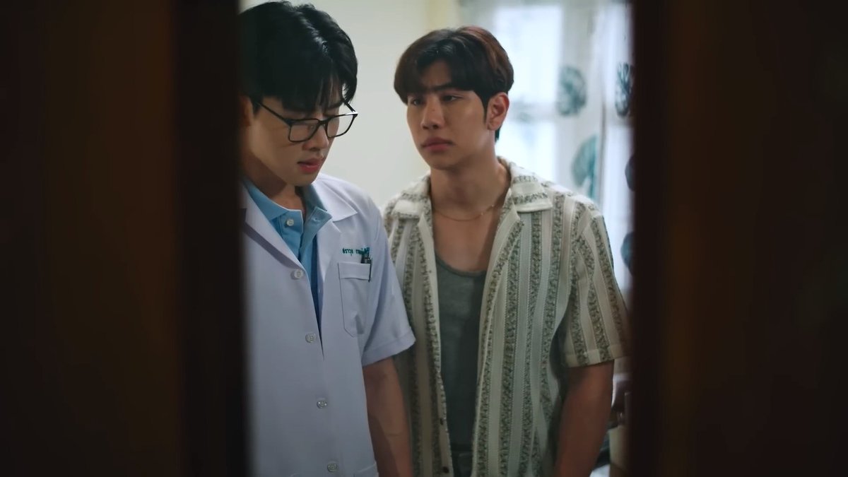 “ลาวา-เวฟ” ความสัมพันธ์ไม่ชัดเจน! ลุ้น "ลาวา" เดินหน้าพิสูจน์ใจ "เวฟ"

"ลาวา" (วินนี่ ธนวินท์) และ "เวฟ" (สตางค์ กิตติภพ) บังเอิญไปเห็น "เพ้ง" (ม่อน ธนัชชัย) และ "หมอวุธ" (ริว พุติพัฒน์) ไปปิกนิกกันแบบสองต่อสอง ทำให้เกิดความสงสัยในความสัมพันธ์ของทั้งคู่ และพยายามตามสืบ