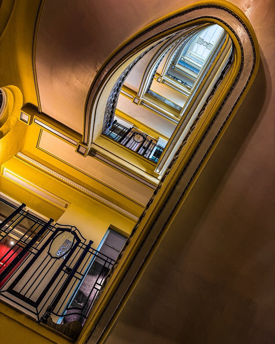 Elogio de vivir

Ama tu oficio,
tu vocación,
tu estrella,
aquello para lo que sirves…

El mundo se arreglaría bien él solo,
simplemente con que cada uno
cumpliera su deber con amor,
en su casa.

Joan Maragall.

#photoofheday #fotografia #photography