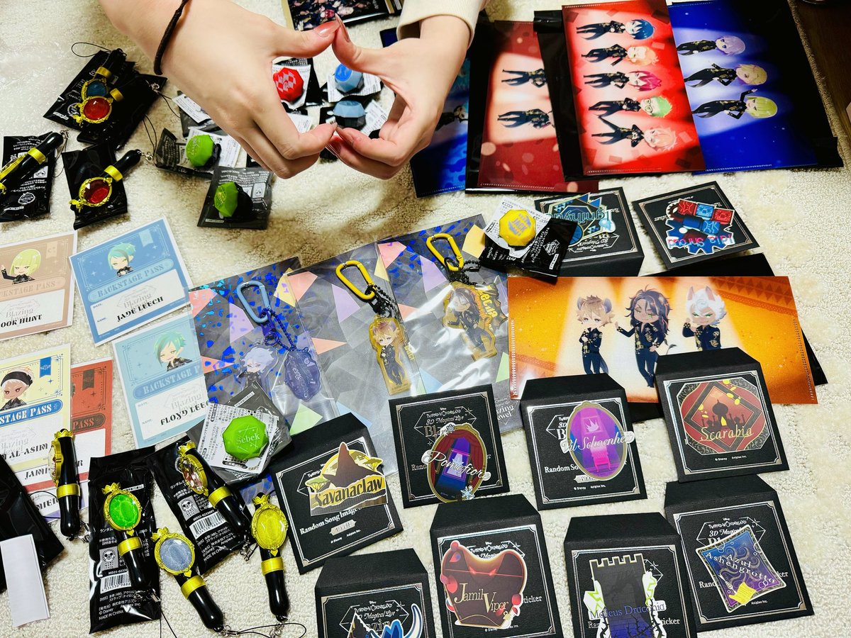 友達とグッズ開封してる。楽しすぎる