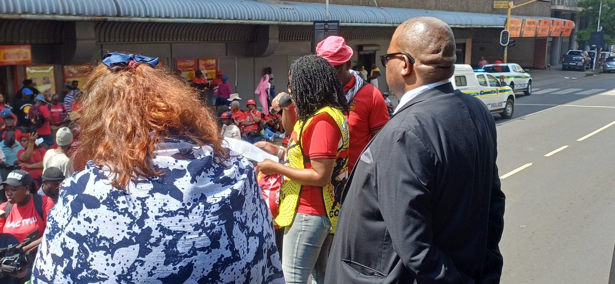 _cosatu's tweet image. A memorandum of workers is tabled before @deptoflabour #CCMA at Francis Baard street in Tshwane @SAfmRadio