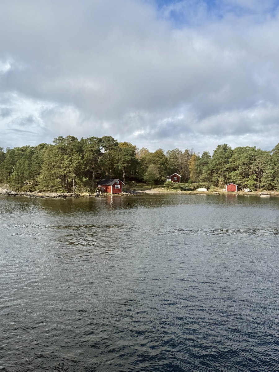 HMS Puncher tweet media