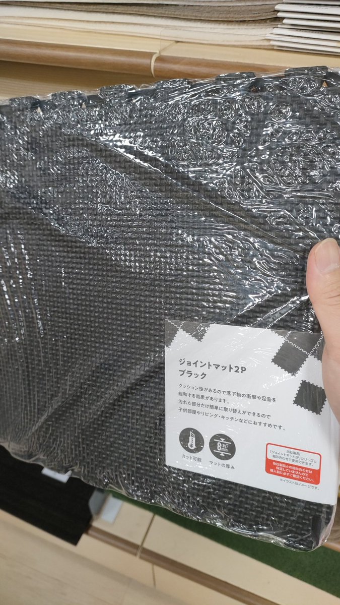 arai4126's tweet image. 【情報共有】セリア　フリースハンドカバー

マジかよ…セリアに小手のベースの「答え」が売ってるぞ…!!これにお好みでアーマー付けるだけで小手として完成してしまうというまさにチートアイテム。…