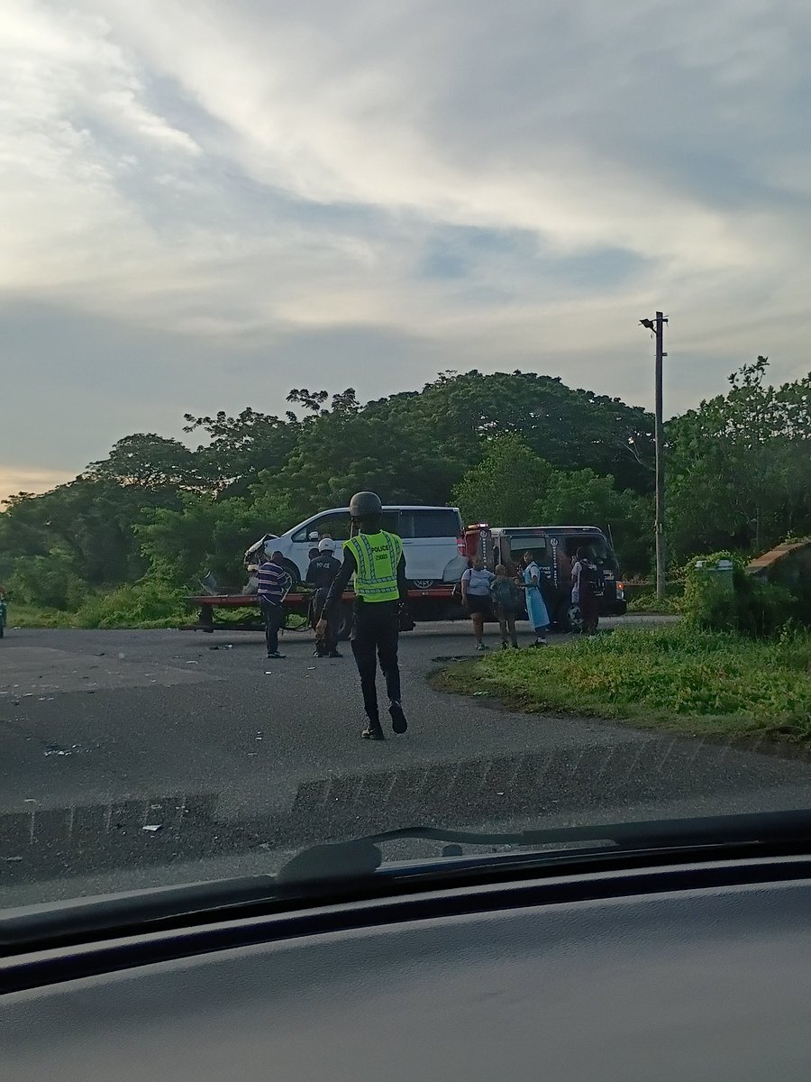 ShanniBudd's tweet image. 🚸🚧⚠️Expect delays on Dyke Road until you pass the entrance to Portmore Villas. 
#TrafficAlert 
@toniheat14 @Owenpalmerems @ladykhutchinson