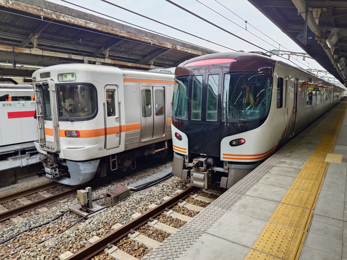 名古屋駅到着🤗
きしめんの住吉行くぞ✌️
うちの業界内では新幹線ホーム14・15番線が美味しいと評判だけど僕はあえて3・4番線の住吉へ向かいます😃
味はどこも変わらないんじゃないかなぁって思うけど雰囲気が良いのよねぇ🤗ローカルな雰囲気が！この雰囲気で旨さ倍増だ🤩
#名古屋駅住吉