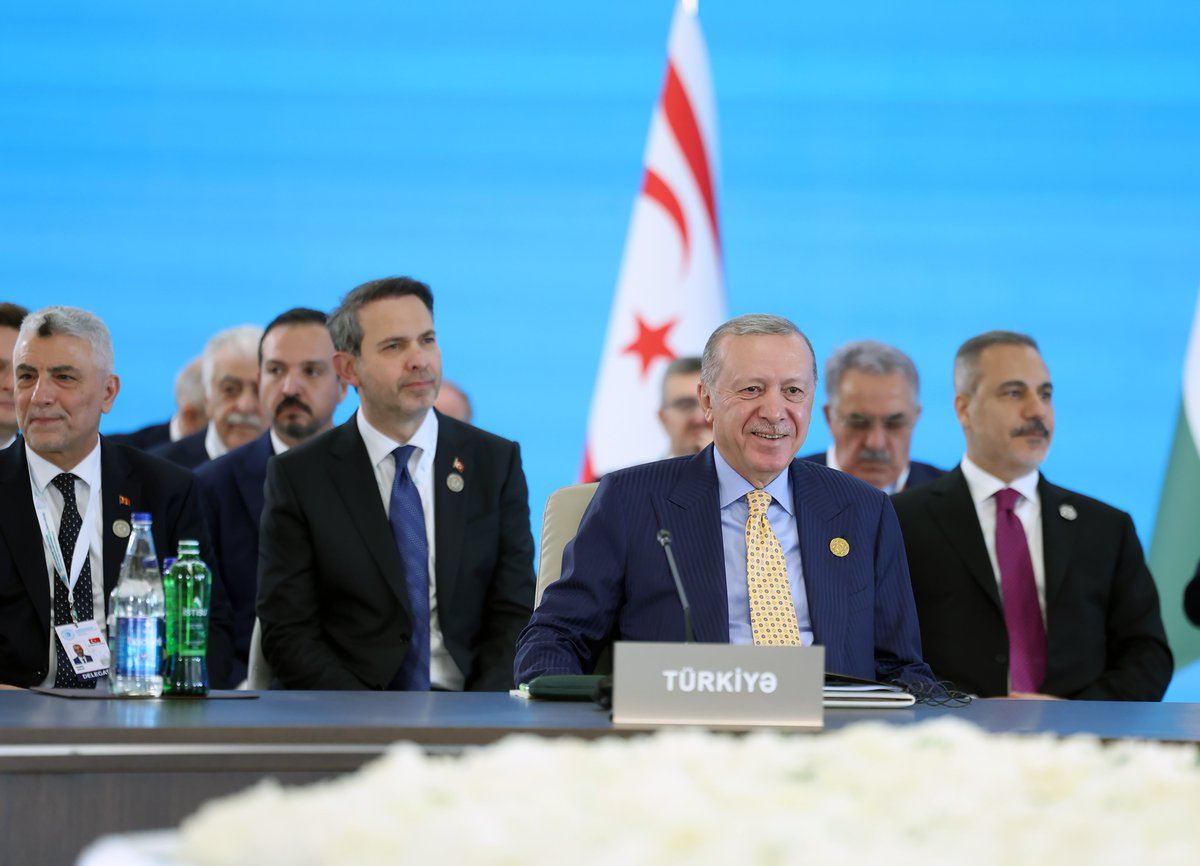 RTErdogan's tweet photo. Türk Devletleri Teşkilatı 12’nci Zirvesi’ni Azerbaycan’da, köklü tarihimizin izlerini taşıyan güzide şehir Gebele’de gerçekleştirdik.

İmzaladığımız Gebele Bildirisi’nin Türk dünyası başta olmak üzere tüm dost ve kardeş ülkelere hayırlı olmasını temenni ediyorum.                 

Teşkilatın geride bıraktığı 16 yıl gibi kısa sürede “dilde, fikirde, işte birlik” şiarıyla kaydettiği başarılara yenilerini ekliyoruz.

Böyle bir dönemde zirvemizin temasının “Bölgesel Barış ve Güvenlik” olarak belirlenmesini son derece isabetli ve anlamlı buluyoruz.

Diğer ilgili uluslararası kuruluşlar ve ittifaklarla etkileşim halinde sesini ve gücünü ortaya koyan bir vizyonu hayata geçirebilmeliyiz.

Bu bağlamda, bugün mutabık kaldığımız TDT Plus formatının üçüncü taraflarla iş birliğimize yeni bir soluk getireceğine gönülden inanıyorum.

Terörizmden yasa dışı göçe, siber tehditlerden iklim değişikliğine kadar ortak bir duruşla mukabele edebileceğimizi, kendi gök kubbemiz altında kendi güvenliğimizi güçlendirebileceğimizi düşünüyorum. 

Temmuz ayında yapılan Türk Devletleri Teşkilatı Savunma Sanayisi Kurumları Birinci Toplantısı’nı bu anlamda önemli bir adım olarak görüyorum.

Ulaştırma, enerji güvenliği ve ticari entegrasyon alanlarındaki girişimlerimizi de bu yaklaşımı tamamlayıcı parçalar olarak görüyoruz.

Aramızdaki enerji ve haberleşme bağını etkin hale getirip güçlendirecek proje ve yatırımlara odaklanmamız hepimizin menfaatinedir.

Hazar Geçişli Orta Koridor’u daha da verimli hale getirmeliyiz.

Güney Kafkasya’daki gelişmeleri de sadece takip etmekle kalmıyor, bölgede barış ve istikrarın tesisi için atılan adımları samimiyetle destekliyoruz.

Azerbaycan ve Ermenistan arasında 8 Ağustos’ta imzalanan ortak bildiriyi bu minvalde hayırlı bir adım olarak görüyor, devamının gelmesini diliyoruz.

Özbekistan, Kırgızistan ve Tacikistan arasında sınır birleşim noktasının tespitine ilişkin Mart ayında akdedilen anlaşmayı da memnuniyetle karşılıyoruz.

Zirvemizin hayırlara vesile olmasını diliyor, Azerbaycan’a ve değerli kardeşim Sayın Aliyev’e fevkalade ev sahipliği için teşekkürlerimi sunuyorum.