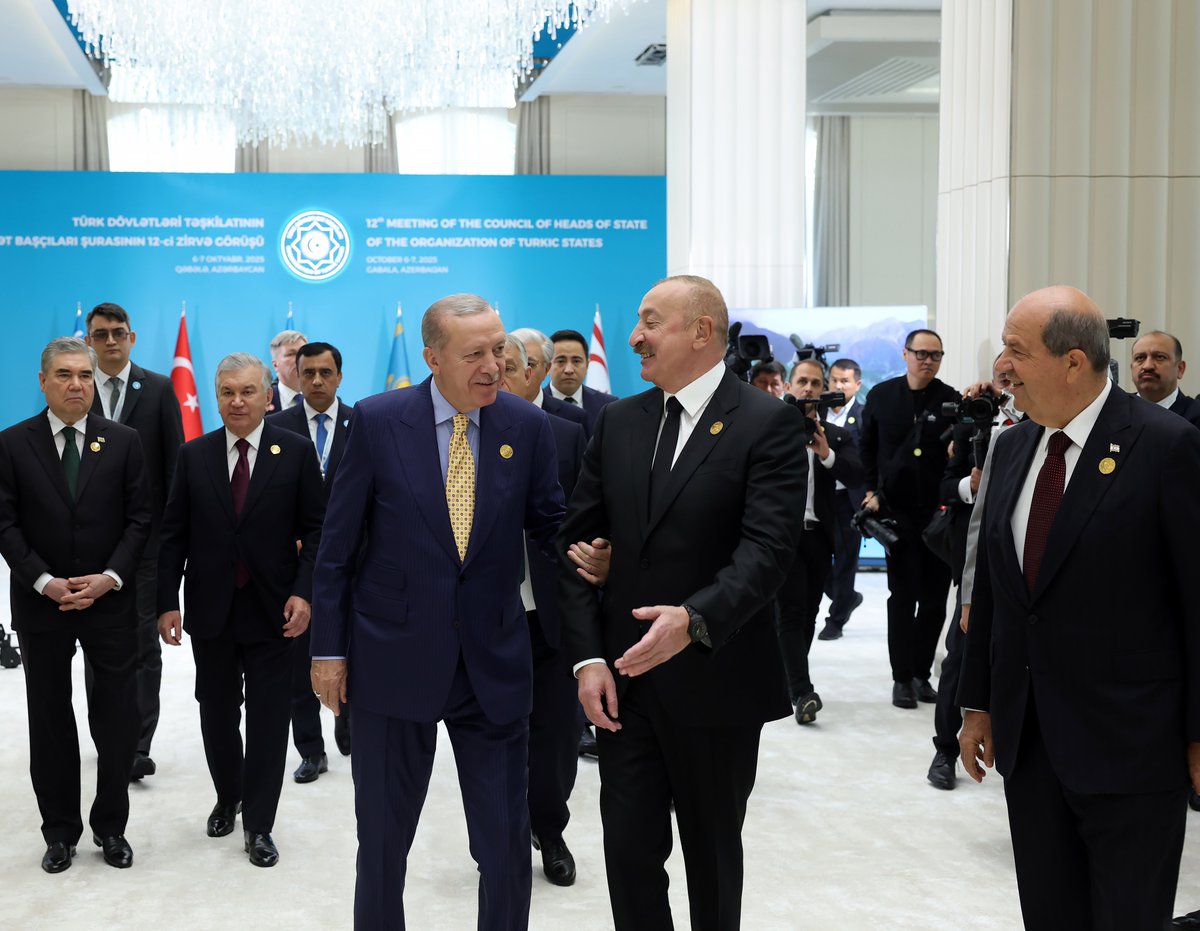 RTErdogan's tweet photo. Türk Devletleri Teşkilatı 12’nci Zirvesi’ni Azerbaycan’da, köklü tarihimizin izlerini taşıyan güzide şehir Gebele’de gerçekleştirdik.

İmzaladığımız Gebele Bildirisi’nin Türk dünyası başta olmak üzere tüm dost ve kardeş ülkelere hayırlı olmasını temenni ediyorum.                 

Teşkilatın geride bıraktığı 16 yıl gibi kısa sürede “dilde, fikirde, işte birlik” şiarıyla kaydettiği başarılara yenilerini ekliyoruz.

Böyle bir dönemde zirvemizin temasının “Bölgesel Barış ve Güvenlik” olarak belirlenmesini son derece isabetli ve anlamlı buluyoruz.

Diğer ilgili uluslararası kuruluşlar ve ittifaklarla etkileşim halinde sesini ve gücünü ortaya koyan bir vizyonu hayata geçirebilmeliyiz.

Bu bağlamda, bugün mutabık kaldığımız TDT Plus formatının üçüncü taraflarla iş birliğimize yeni bir soluk getireceğine gönülden inanıyorum.

Terörizmden yasa dışı göçe, siber tehditlerden iklim değişikliğine kadar ortak bir duruşla mukabele edebileceğimizi, kendi gök kubbemiz altında kendi güvenliğimizi güçlendirebileceğimizi düşünüyorum. 

Temmuz ayında yapılan Türk Devletleri Teşkilatı Savunma Sanayisi Kurumları Birinci Toplantısı’nı bu anlamda önemli bir adım olarak görüyorum.

Ulaştırma, enerji güvenliği ve ticari entegrasyon alanlarındaki girişimlerimizi de bu yaklaşımı tamamlayıcı parçalar olarak görüyoruz.

Aramızdaki enerji ve haberleşme bağını etkin hale getirip güçlendirecek proje ve yatırımlara odaklanmamız hepimizin menfaatinedir.

Hazar Geçişli Orta Koridor’u daha da verimli hale getirmeliyiz.

Güney Kafkasya’daki gelişmeleri de sadece takip etmekle kalmıyor, bölgede barış ve istikrarın tesisi için atılan adımları samimiyetle destekliyoruz.

Azerbaycan ve Ermenistan arasında 8 Ağustos’ta imzalanan ortak bildiriyi bu minvalde hayırlı bir adım olarak görüyor, devamının gelmesini diliyoruz.

Özbekistan, Kırgızistan ve Tacikistan arasında sınır birleşim noktasının tespitine ilişkin Mart ayında akdedilen anlaşmayı da memnuniyetle karşılıyoruz.

Zirvemizin hayırlara vesile olmasını diliyor, Azerbaycan’a ve değerli kardeşim Sayın Aliyev’e fevkalade ev sahipliği için teşekkürlerimi sunuyorum.