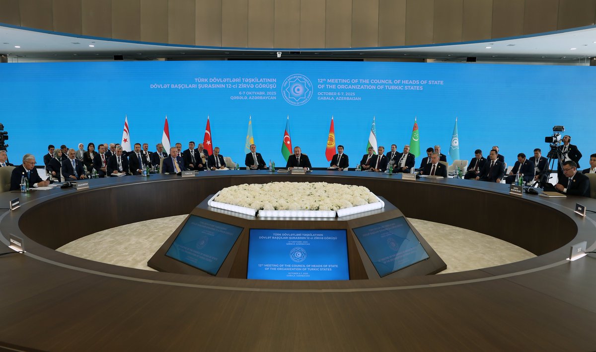 RTErdogan's tweet photo. Türk Devletleri Teşkilatı 12’nci Zirvesi’ni Azerbaycan’da, köklü tarihimizin izlerini taşıyan güzide şehir Gebele’de gerçekleştirdik.

İmzaladığımız Gebele Bildirisi’nin Türk dünyası başta olmak üzere tüm dost ve kardeş ülkelere hayırlı olmasını temenni ediyorum.                 

Teşkilatın geride bıraktığı 16 yıl gibi kısa sürede “dilde, fikirde, işte birlik” şiarıyla kaydettiği başarılara yenilerini ekliyoruz.

Böyle bir dönemde zirvemizin temasının “Bölgesel Barış ve Güvenlik” olarak belirlenmesini son derece isabetli ve anlamlı buluyoruz.

Diğer ilgili uluslararası kuruluşlar ve ittifaklarla etkileşim halinde sesini ve gücünü ortaya koyan bir vizyonu hayata geçirebilmeliyiz.

Bu bağlamda, bugün mutabık kaldığımız TDT Plus formatının üçüncü taraflarla iş birliğimize yeni bir soluk getireceğine gönülden inanıyorum.

Terörizmden yasa dışı göçe, siber tehditlerden iklim değişikliğine kadar ortak bir duruşla mukabele edebileceğimizi, kendi gök kubbemiz altında kendi güvenliğimizi güçlendirebileceğimizi düşünüyorum. 

Temmuz ayında yapılan Türk Devletleri Teşkilatı Savunma Sanayisi Kurumları Birinci Toplantısı’nı bu anlamda önemli bir adım olarak görüyorum.

Ulaştırma, enerji güvenliği ve ticari entegrasyon alanlarındaki girişimlerimizi de bu yaklaşımı tamamlayıcı parçalar olarak görüyoruz.

Aramızdaki enerji ve haberleşme bağını etkin hale getirip güçlendirecek proje ve yatırımlara odaklanmamız hepimizin menfaatinedir.

Hazar Geçişli Orta Koridor’u daha da verimli hale getirmeliyiz.

Güney Kafkasya’daki gelişmeleri de sadece takip etmekle kalmıyor, bölgede barış ve istikrarın tesisi için atılan adımları samimiyetle destekliyoruz.

Azerbaycan ve Ermenistan arasında 8 Ağustos’ta imzalanan ortak bildiriyi bu minvalde hayırlı bir adım olarak görüyor, devamının gelmesini diliyoruz.

Özbekistan, Kırgızistan ve Tacikistan arasında sınır birleşim noktasının tespitine ilişkin Mart ayında akdedilen anlaşmayı da memnuniyetle karşılıyoruz.

Zirvemizin hayırlara vesile olmasını diliyor, Azerbaycan’a ve değerli kardeşim Sayın Aliyev’e fevkalade ev sahipliği için teşekkürlerimi sunuyorum.